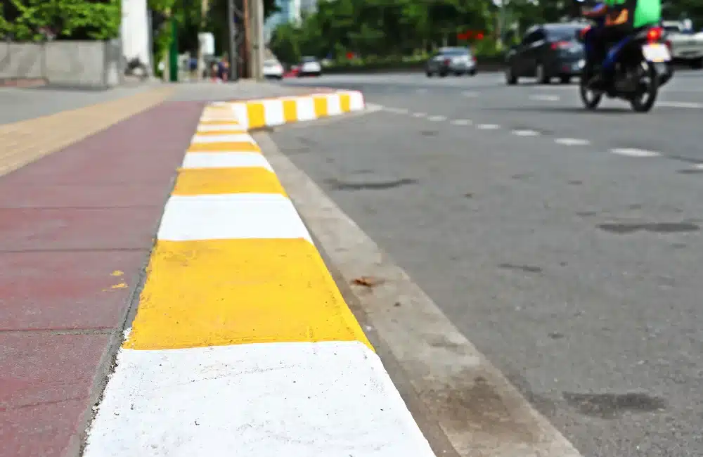 สีกฎจราจรเหลือง-ขาว (ห้ามจอดรถ)