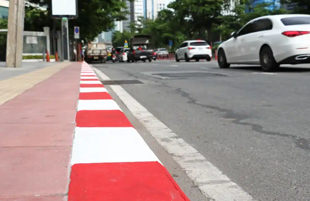สีกฎจราจรขาว-แดง (ห้ามหยุดรถ)
